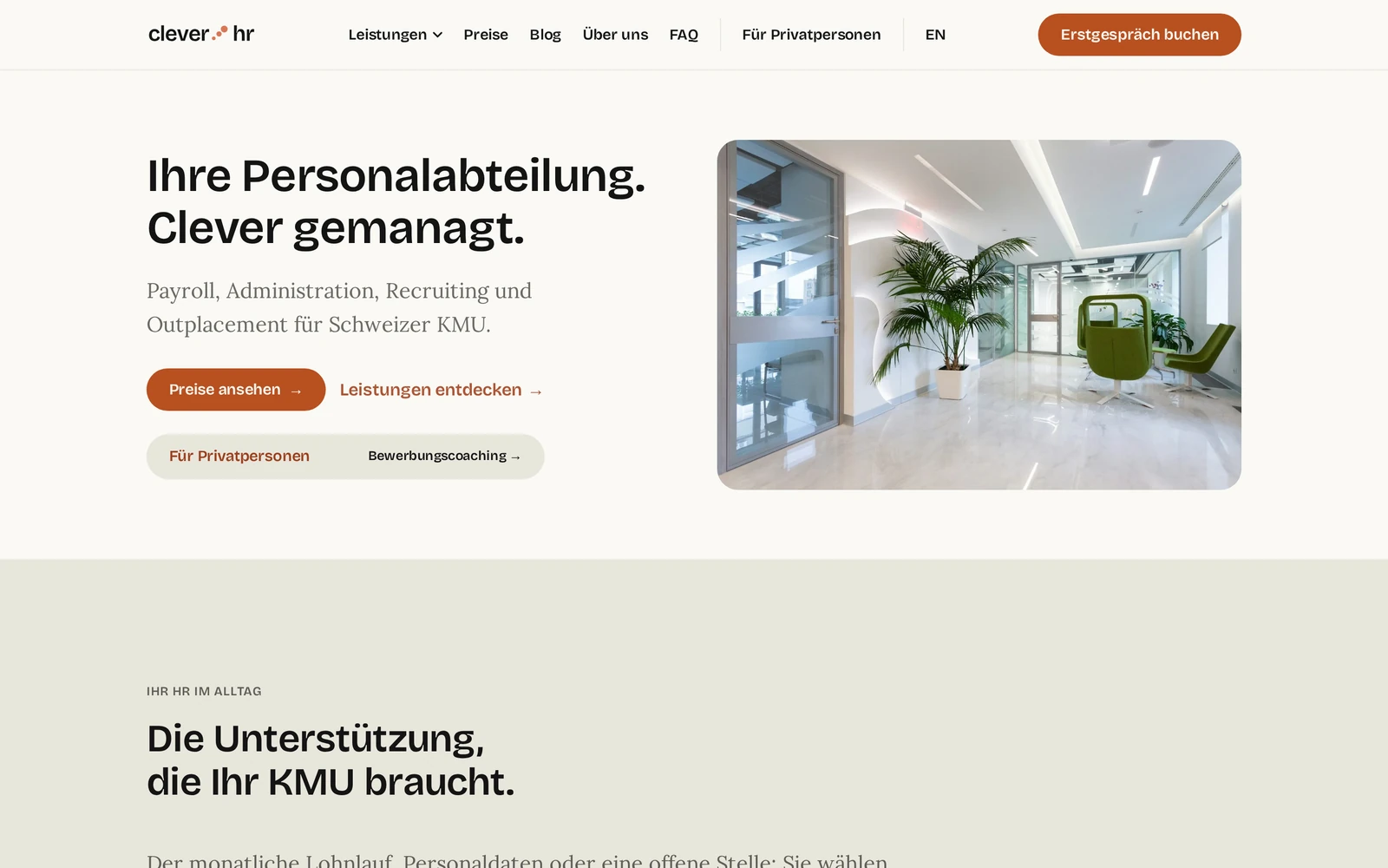 Startseite von clever hr mit HR-Angebot und hellem Büro