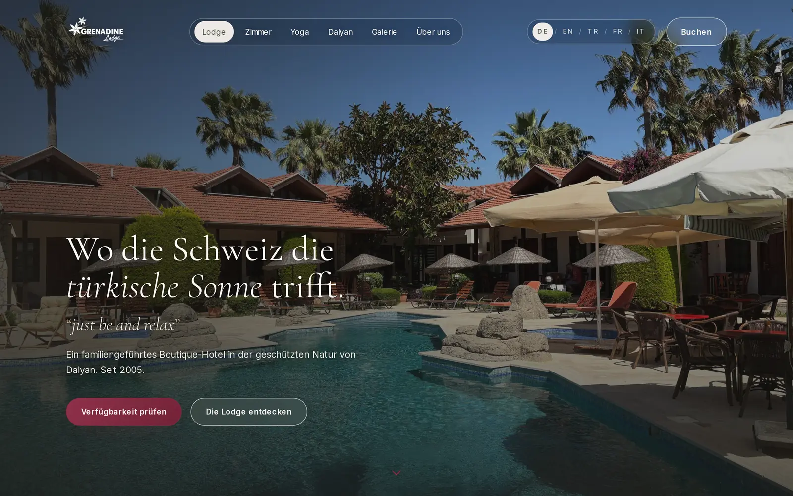 Startseite der Grenadine Lodge mit Pool, Palmen und Sonnenschirmen