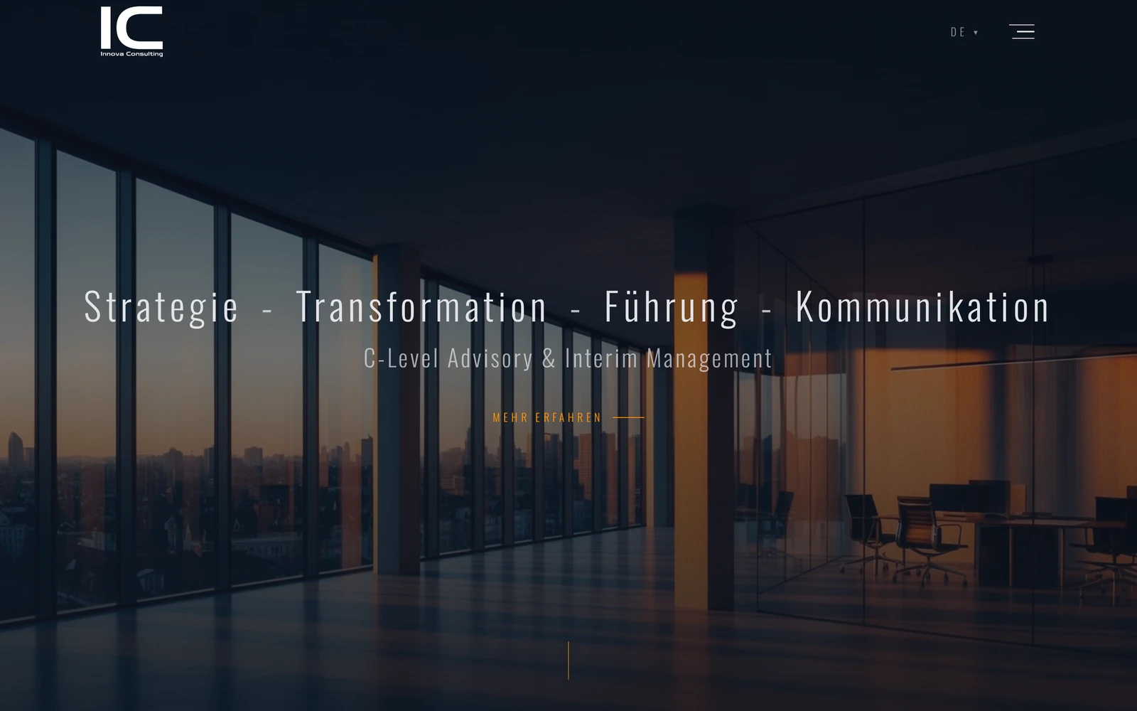 Startseite von Innova Consulting mit Bürointerieur und Beratungsangebot
